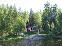 kesäinen Tapion Tupa järveltä nähtynä